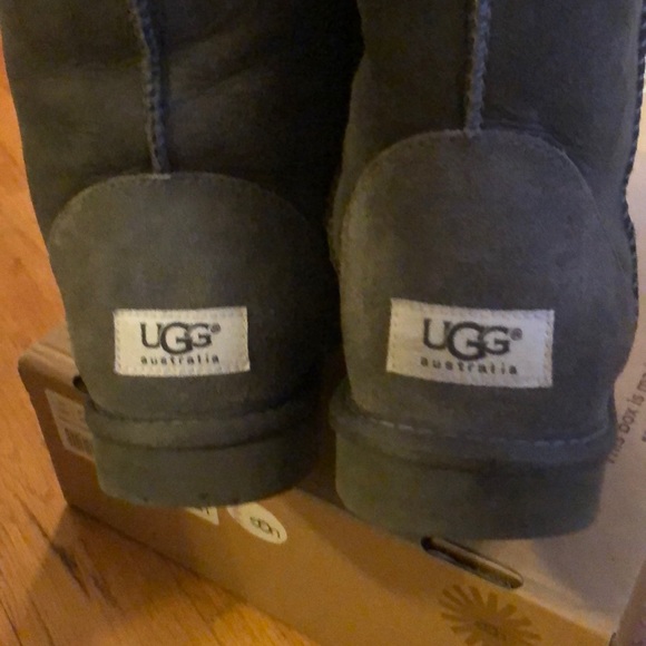 Grey Short Classic Ugg boots size 7 - Picture 2 of 3
